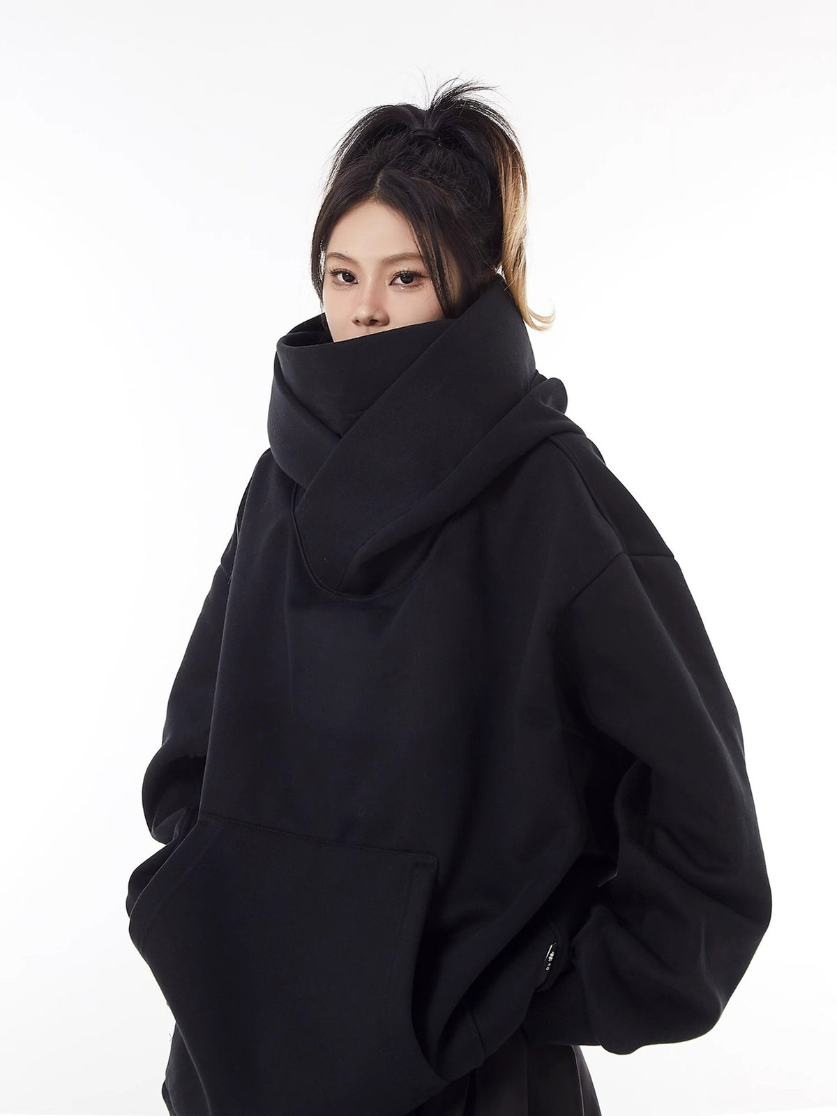 Weiter Hoodie mit hohem Kragen und Fleecefutter