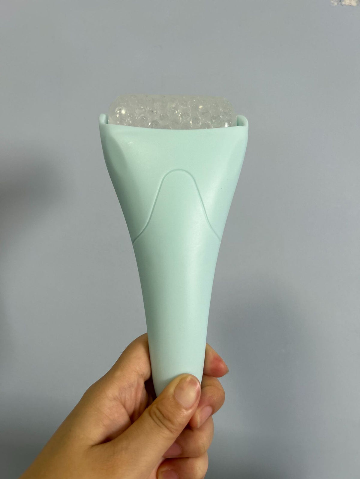 Rouleau de massage pour le visage avec billes de froid