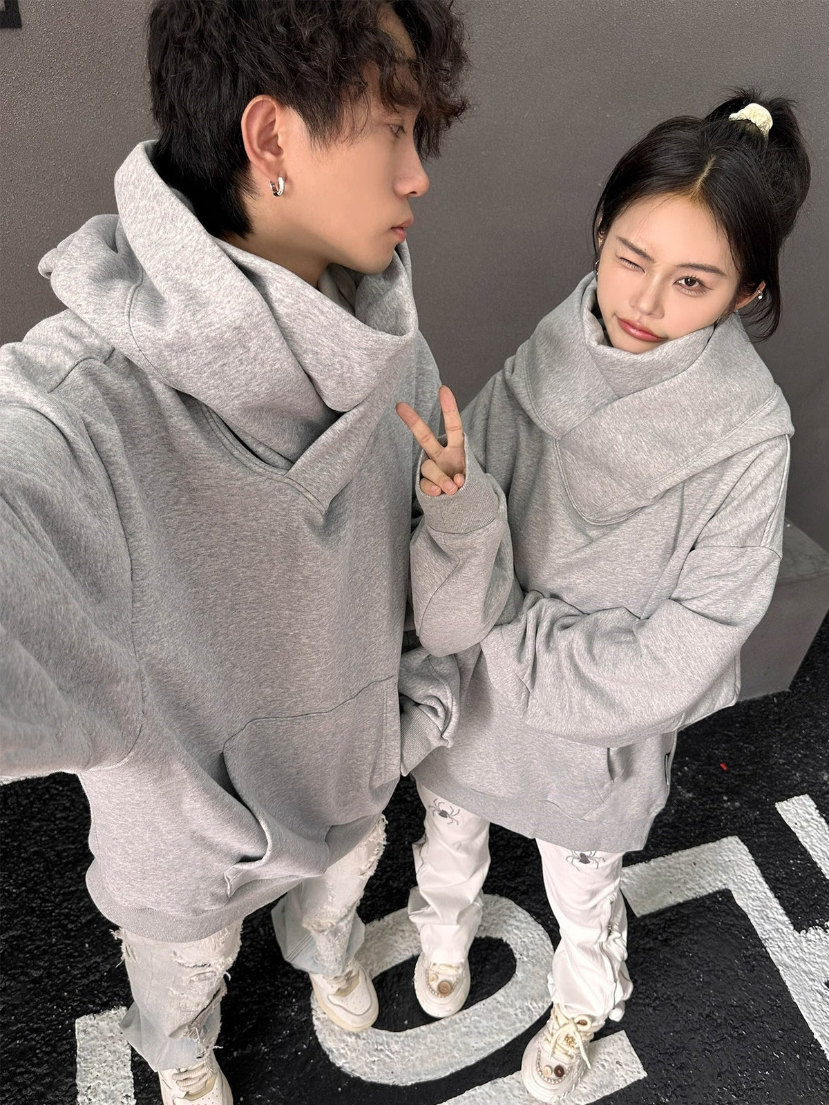 Weiter Hoodie mit hohem Kragen und Fleecefutter