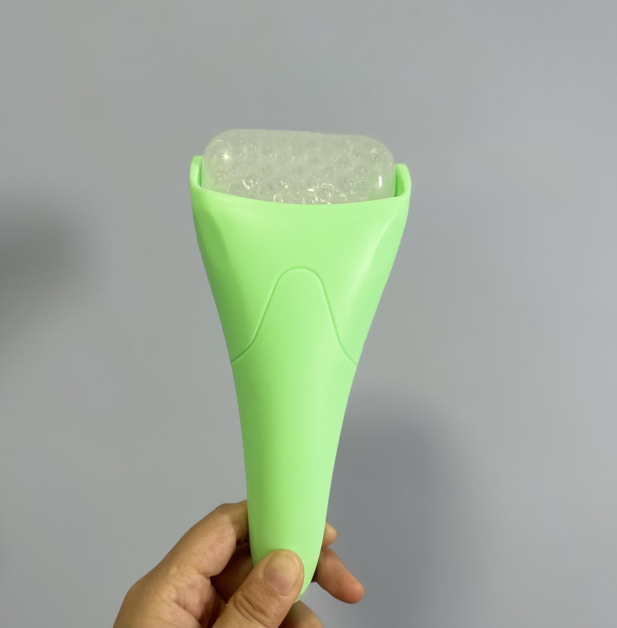 Rouleau de massage pour le visage avec billes de froid