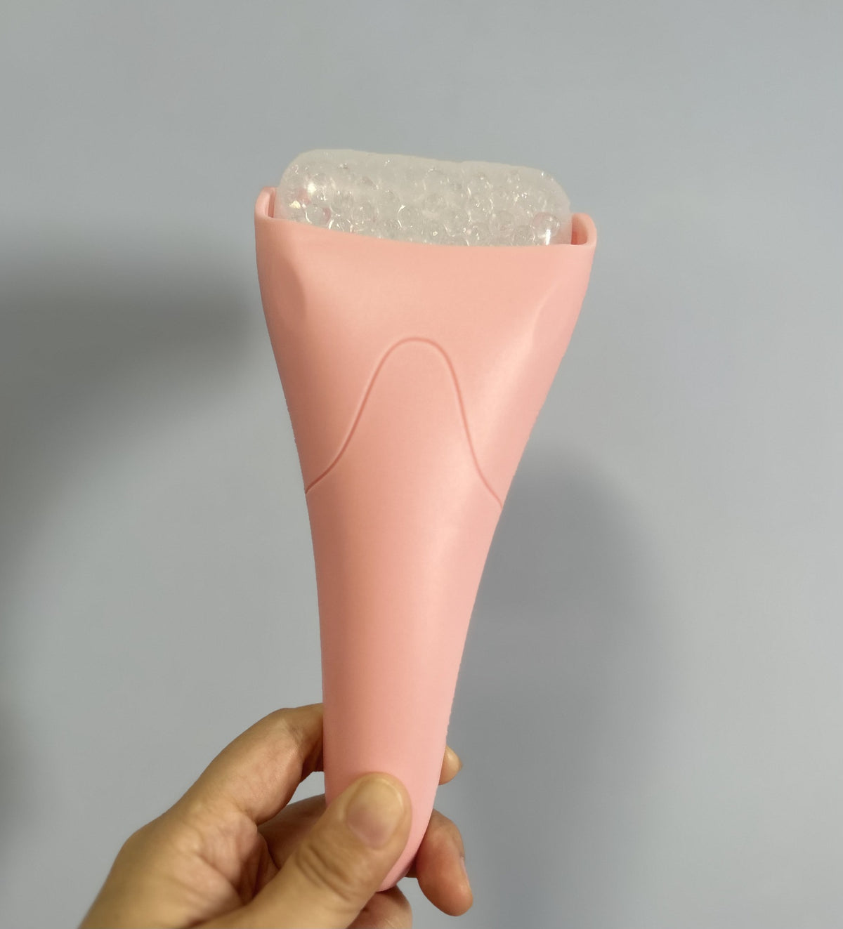 Rouleau de massage pour le visage avec billes de froid