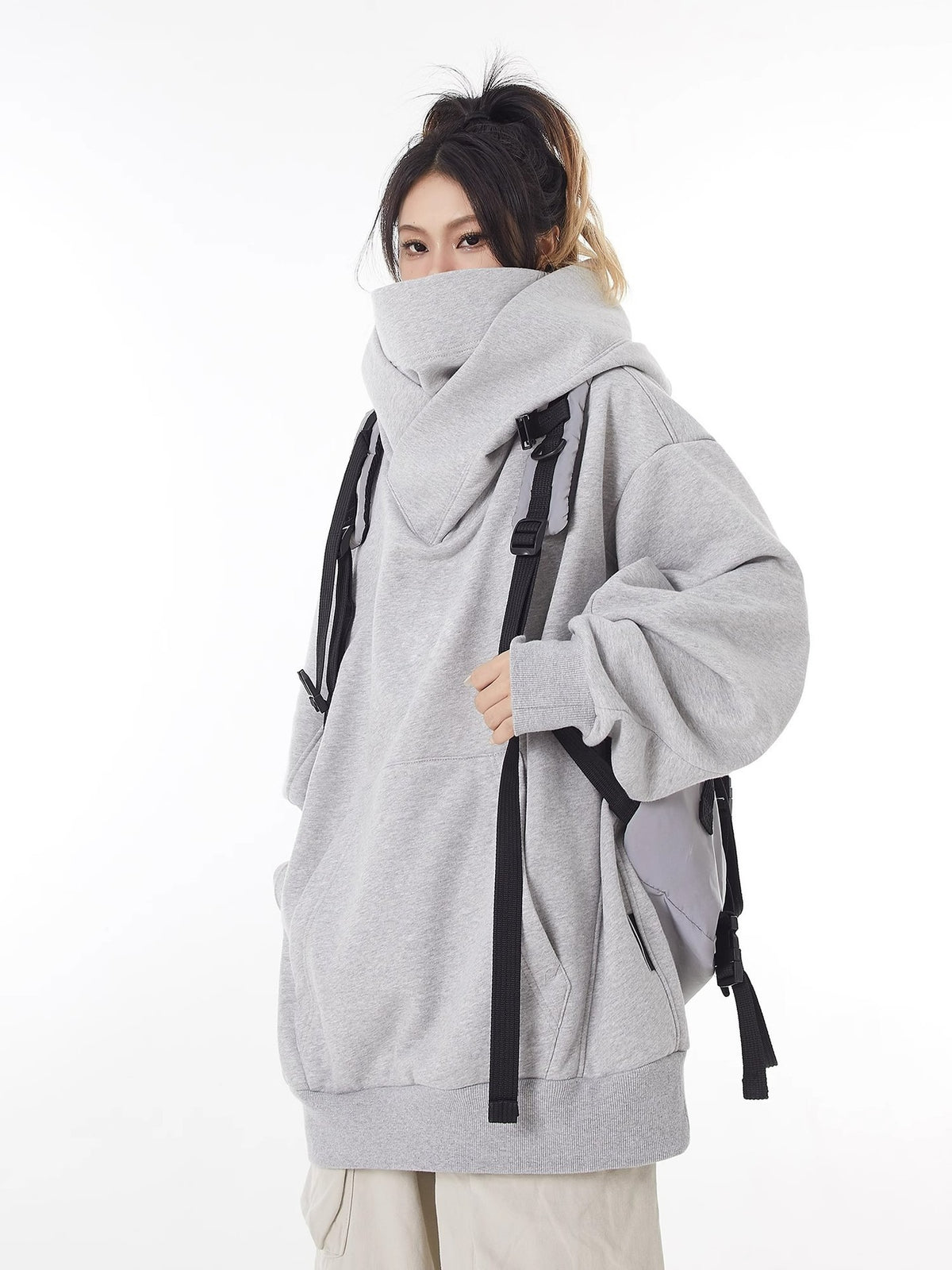 Weiter Hoodie mit hohem Kragen und Fleecefutter