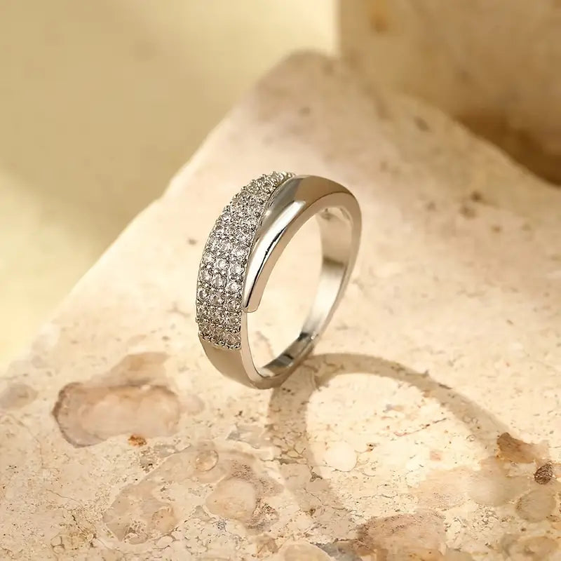 Eleganter, verstellbarer Glitzerring